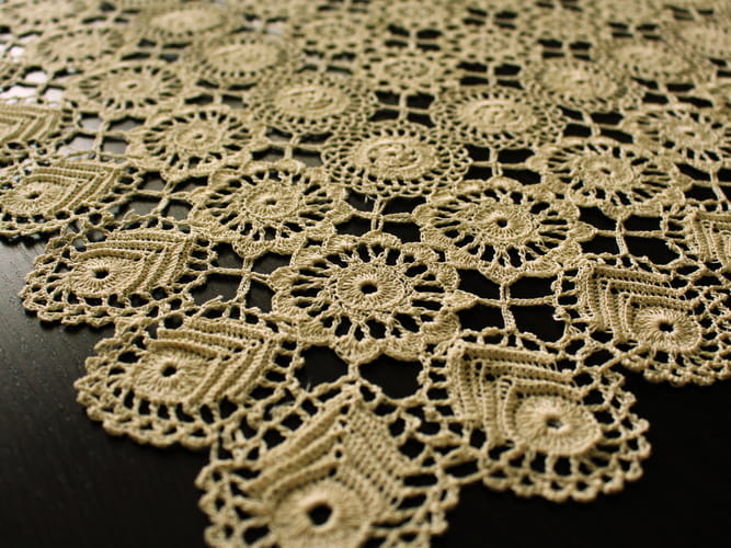 Bieżnik z koronki koniakowskiej beżowy