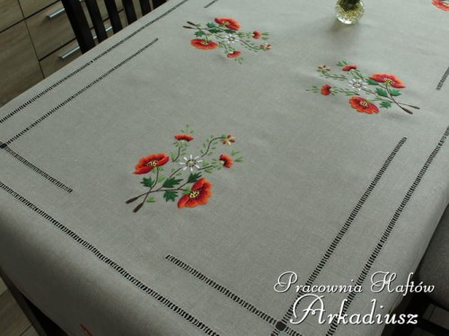 Szary obrus z ręcznym haftem "Bukiet maków"