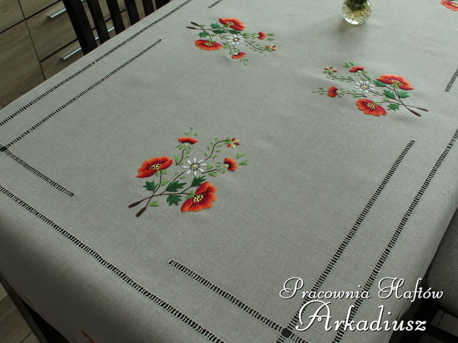 Szary obrus z ręcznym haftem "Bukiet maków"