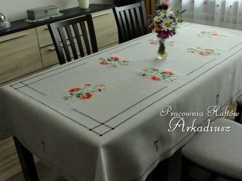 Szary obrus lniany z bukietem maków
