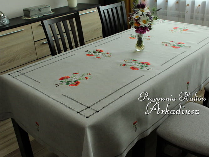 Szary obrus lniany z bukietem maków