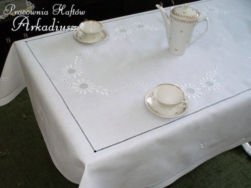 Obrus haftowany ręcznie - szerokość 120 cm