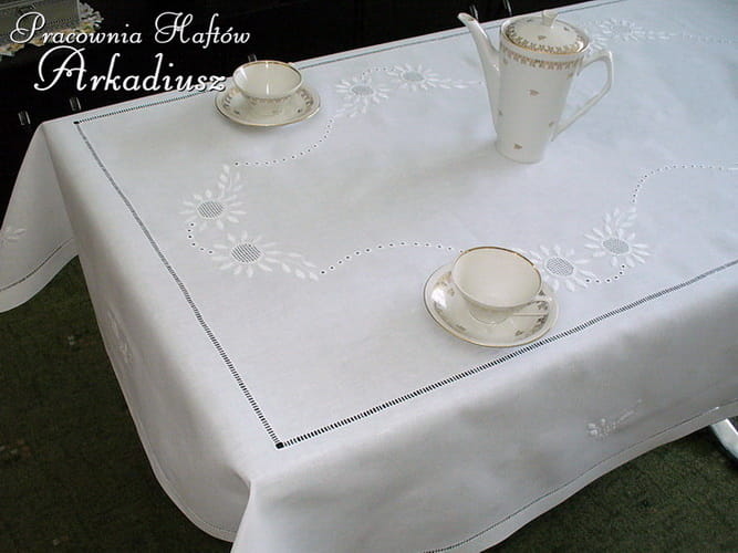 Obrus haftowany ręcznie - szerokość 120 cm