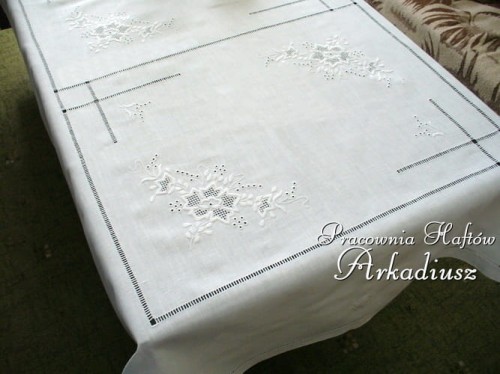 Obrusy z haftem ręcznym "Róża makowska M"