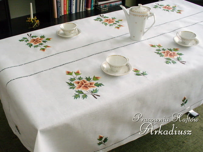 Obrusy haftowane ręcznie "Róża Herbaciana"