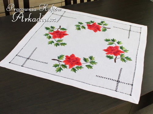 serweta z ręcznym haftem "Czerwone róże" 60x60