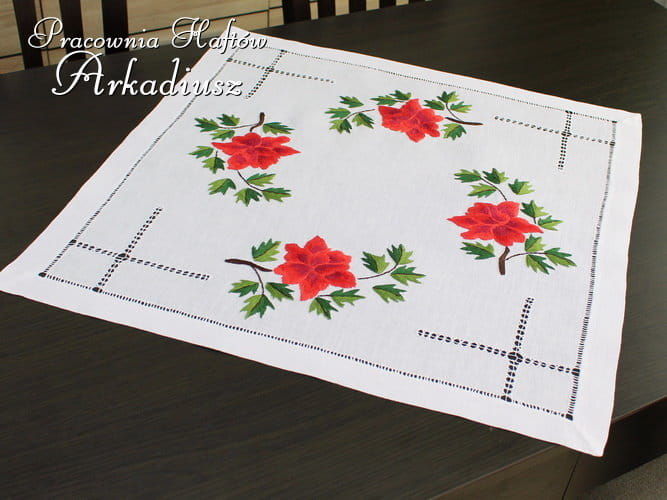 serweta z ręcznym haftem "Czerwone róże" 60x60