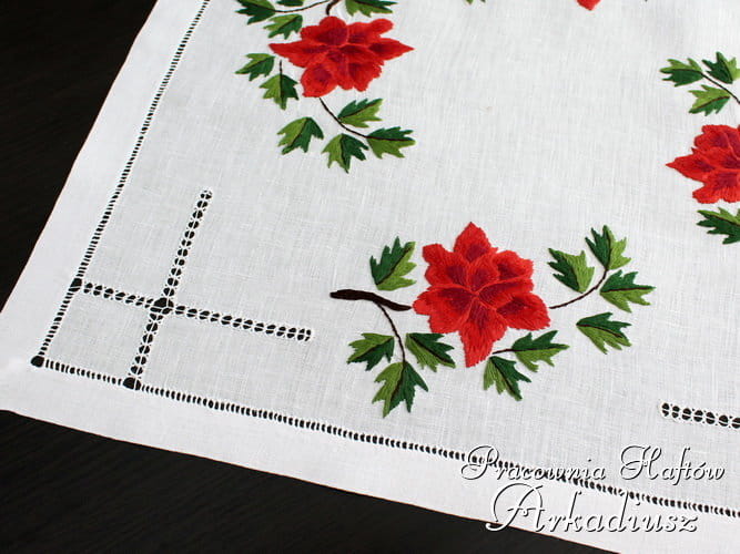 serweta z ręcznym haftem "Czerwone róże" 60x60