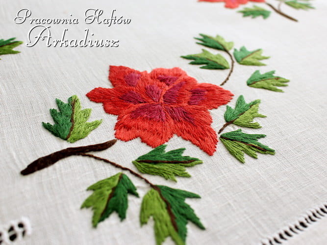 serweta z ręcznym haftem "Czerwone róże" 60x60