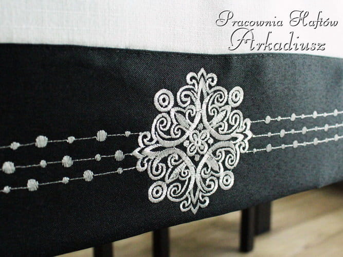 Obrus lnianopodobny z haftem - biało czarny