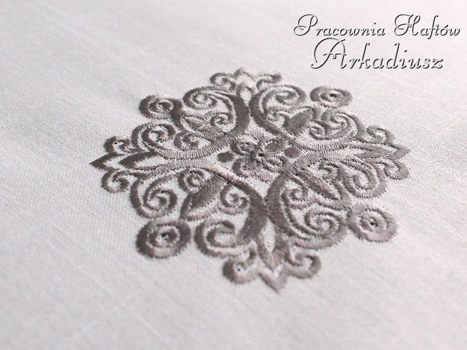 Obrus lnianopodobny z haftem - biało czarny