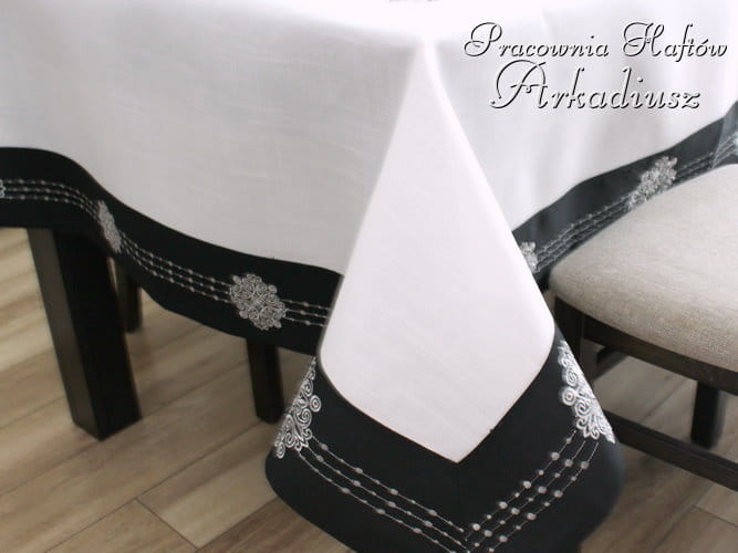 Obrus lnianopodobny z haftem - biało czarny