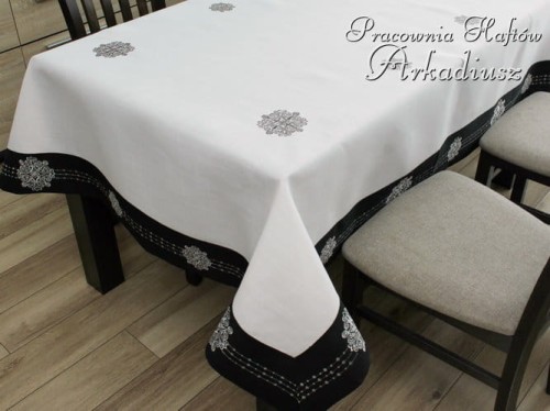 Obrus lnianopodobny z haftem - biało czarny