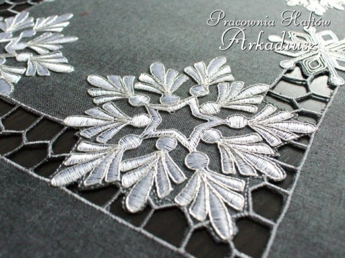 Ciemno szare bieżniki świąteczne "śnieżynki"