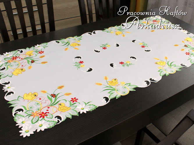 Bieżnik wielkanocny "pisklęta na białym" 60x120