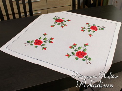 Serweta z ręcznym haftem "Czerwone róże" 80x80