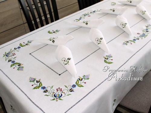 Obrus z haftem kaszubskim z serwetkami