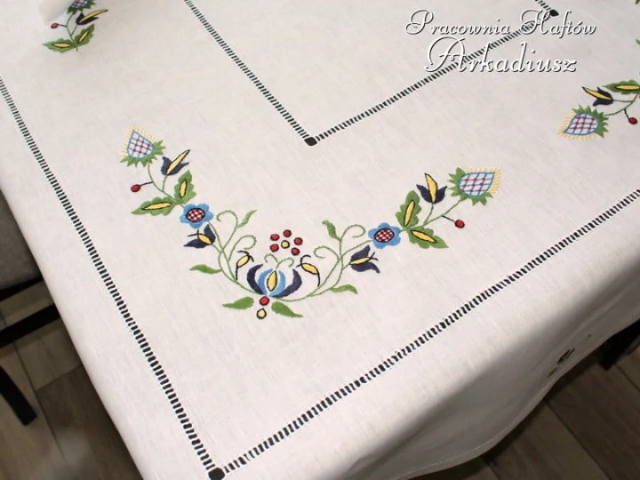 Obrus z haftem kaszubskim z serwetkami