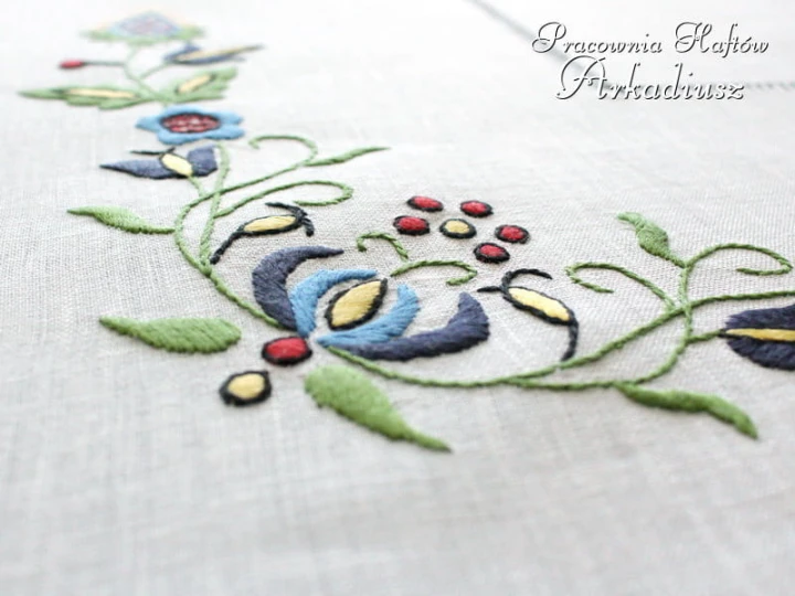 Obrus z haftem kaszubskim z serwetkami