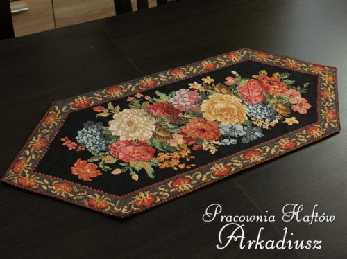 Bieżnik gobelinowy "Róże na czarnym" 33x70
