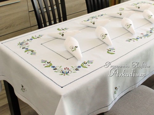 Obrus z haftem kaszubskim z serwetkami