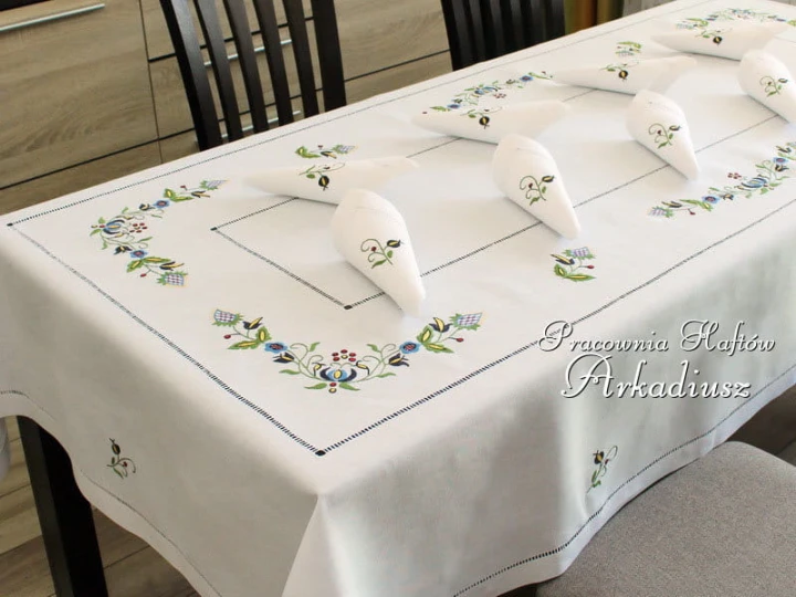 Obrus z haftem kaszubskim z serwetkami