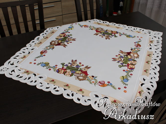 Serweta wielkanocna "zajączki z konewką" 85x85 cm.