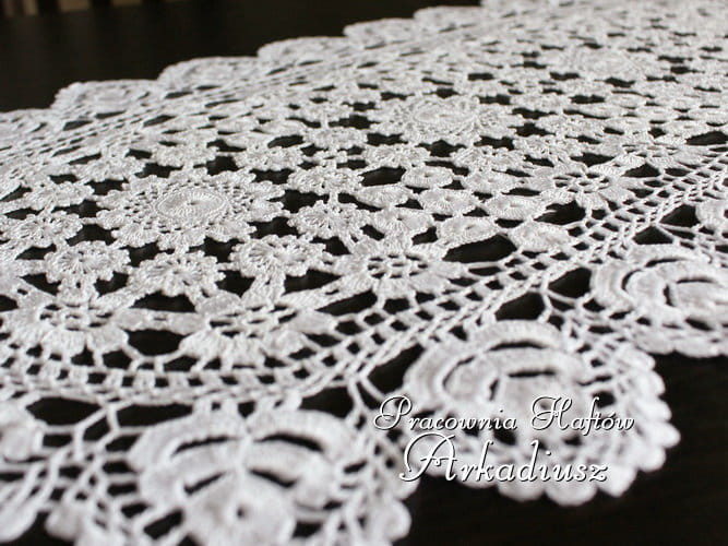 koronka koniakowska 32x70 owal, biała