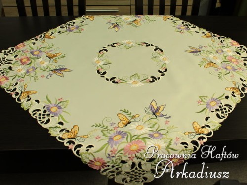 Serweta haftowana "Motyle na kwiatach" 85x85