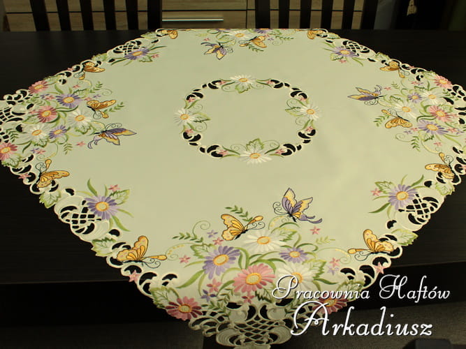 Serweta haftowana "Motyle na kwiatach" 85x85