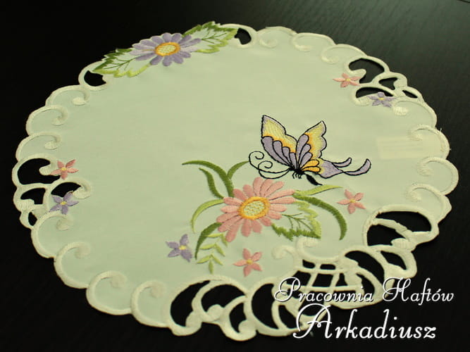 Serweta haftowana "Motyle na kwiatach" 30cm