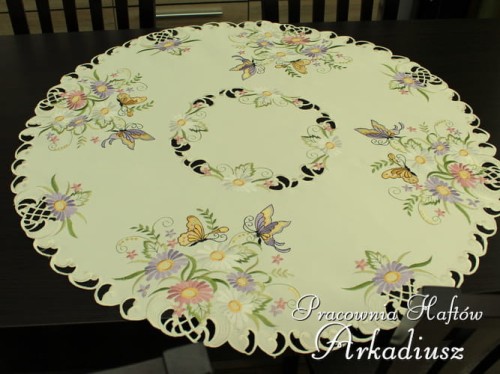 Serweta haftowana "Motyle na kwiatach" O85
