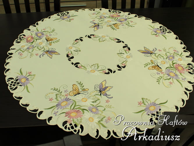 Serweta haftowana "Motyle na kwiatach" O85
