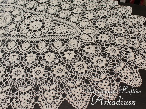 Owalny obrus koniakowski