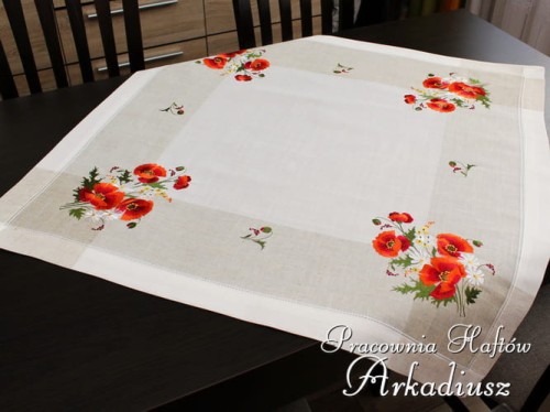 Serweta haftowana "maki na lnie" 85x85 cm.