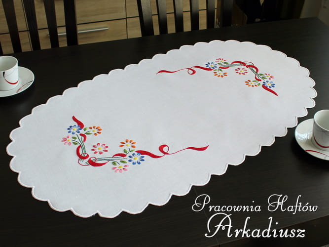 Owalny bieżnik haftowany ręcznie 50x90