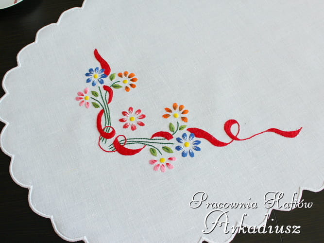 Owalny bieżnik haftowany ręcznie 50x90