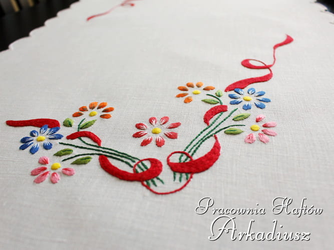 Owalny bieżnik haftowany ręcznie 50x90