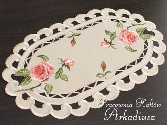 podkładka haftowana Róże beżowe 35x50 cm z motywem róż na beżowo-szarej tkaninie.