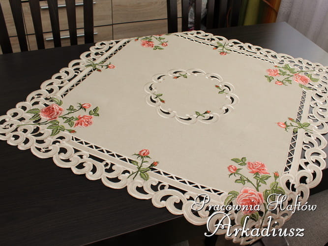Serweta haftowana "Róże" 85x85