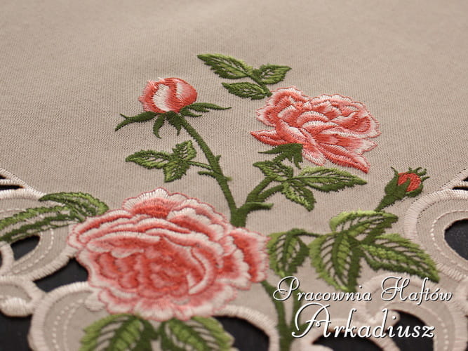 Serweta haftowana "Róże"
