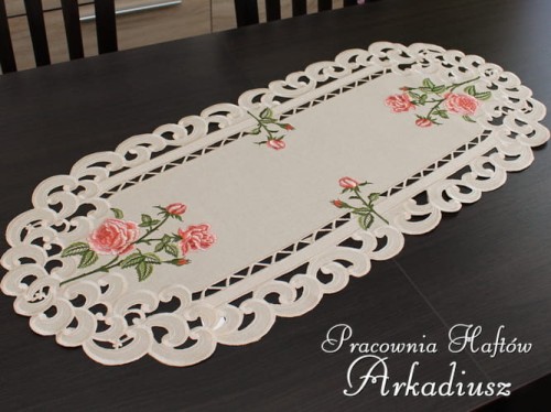 Bieżnik haftowany Róże beżowy 40x90 cm z haftowanymi różami na tkaninie w kolorze lnianym.