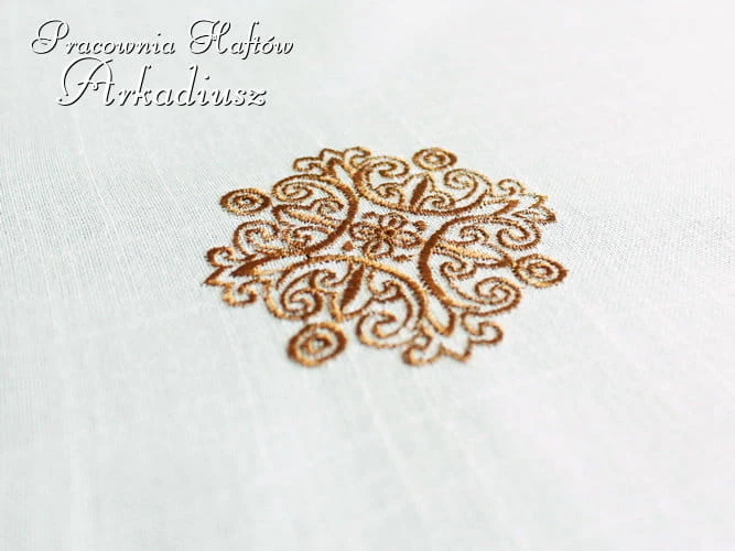 Obrus lnianopodobny z haftem  wzór z części środkowej