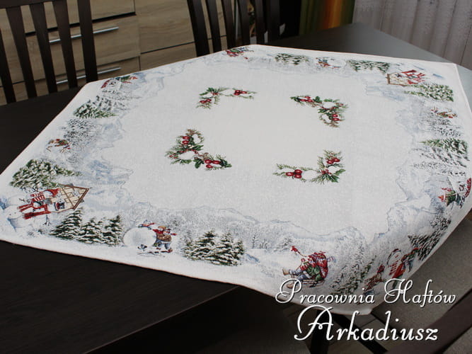 Gobelin świąteczny serweta 98x98 „krasnale na nartach”