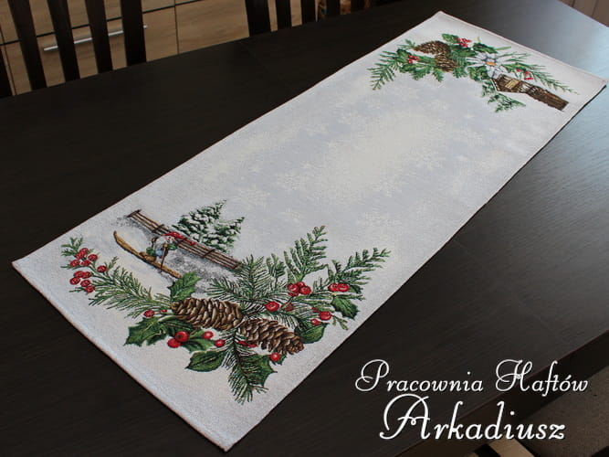Gobelin świąteczny bieżnik 38x100 „Krasnale na nartach”