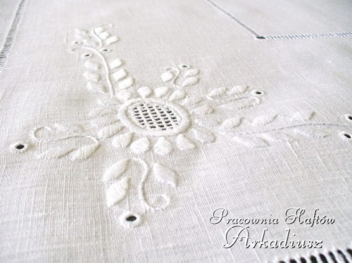 Obrusy lniane haftowane ręcznie "Margaretka"