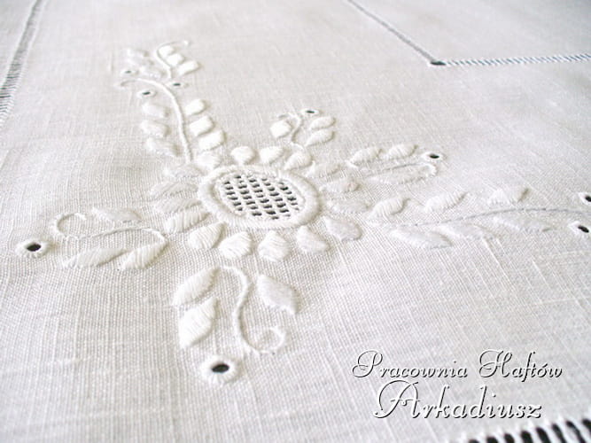 Obrusy lniane haftowane ręcznie "Margaretka"