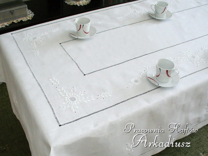 Obrusy lniane haftowane ręcznie "Margaretka"