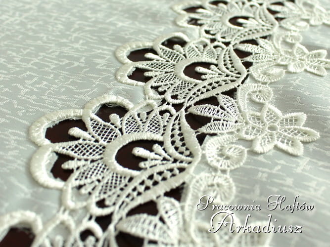 Okrągły obrus z gipiurą "Hania" ekri