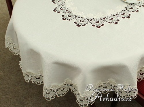 Okrągły obrus z gipiurą "Hania" ekri